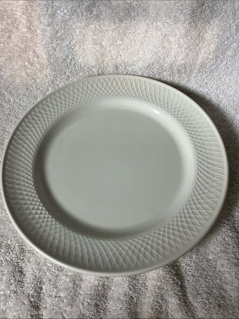 2 Windsor & Browne White Embossed Lattice Pattern 10” Dinner Plates Italy